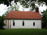 Rokov perivoj, kapelica Sv. Roka  Krajem 1647. i početkom 1648. godine kuga je poharala zagrebačko podgrađe. Stanovnici Gradeca odlučili su na Peneznoj gorici sagraditi kapelu sv. Roka, zaštitnika od kuge. Povijesni izvori navode da je svatko morao sudjelovati u gradnji: i plemići i obrtnici, muškarci i žene. Tako je nastala crkva sv. Roka, a prostor oko nje pretvoren je u groblje. Rokovo groblje stoljećima je bilo posljednje počivalište stanovnika Gradeca i Ilice. Sprovodi su se odvijali mukotrpno, uz strmu Rokovu ulicu, po blatu i snijegu, uz konje koji bi posustajali i ljude koji su nosili ljesove na rukama. Ovdje su pokapani i katolici i, od 1811. godine, Židovi jer se upravo ovdje nalazilo se prvo uređeno zagrebačko židovsko groblje.